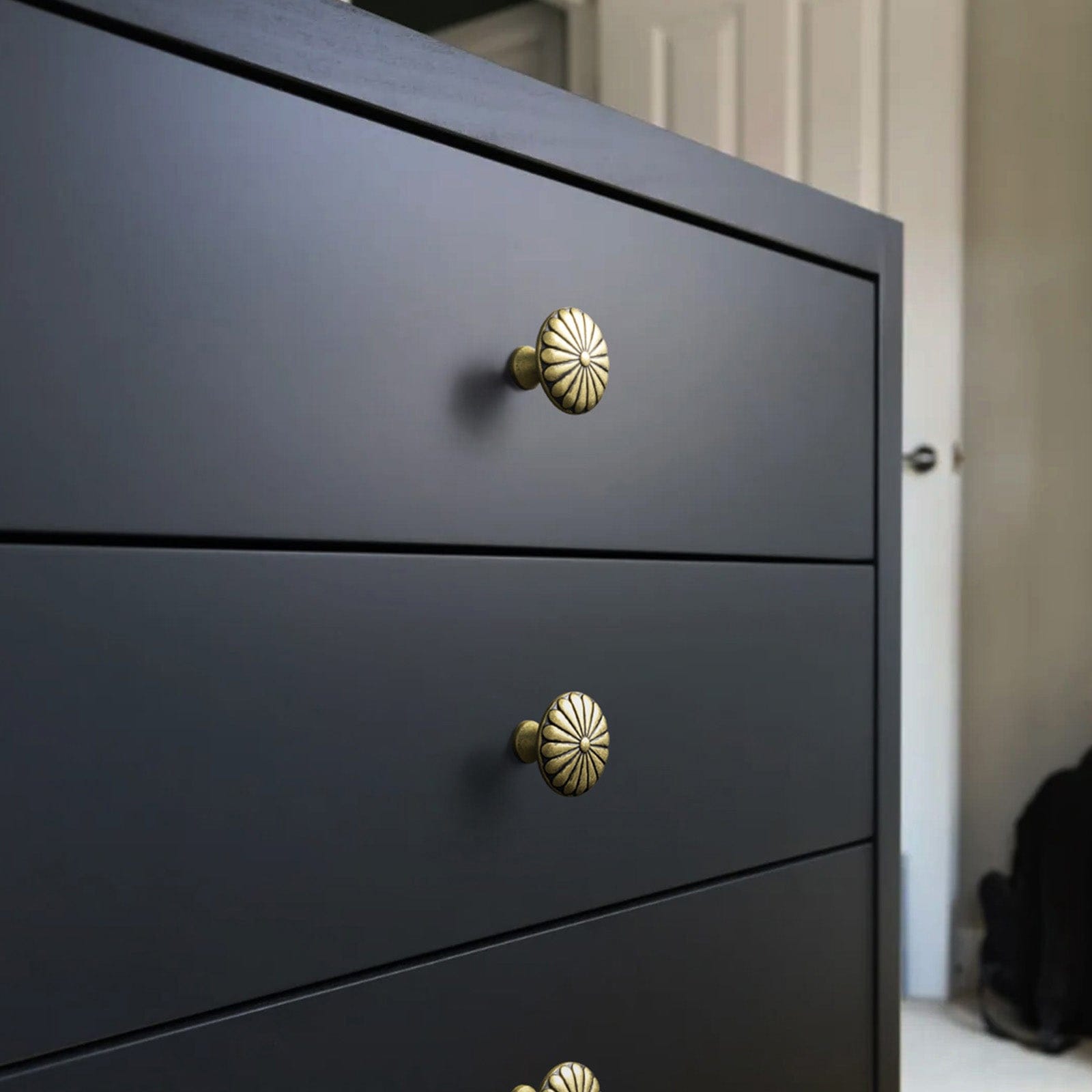 Goo-Ki Chrysanthemum Pattern Embossed Cabinet Knobs Distressed Zinc Alloy Furniture Hardware