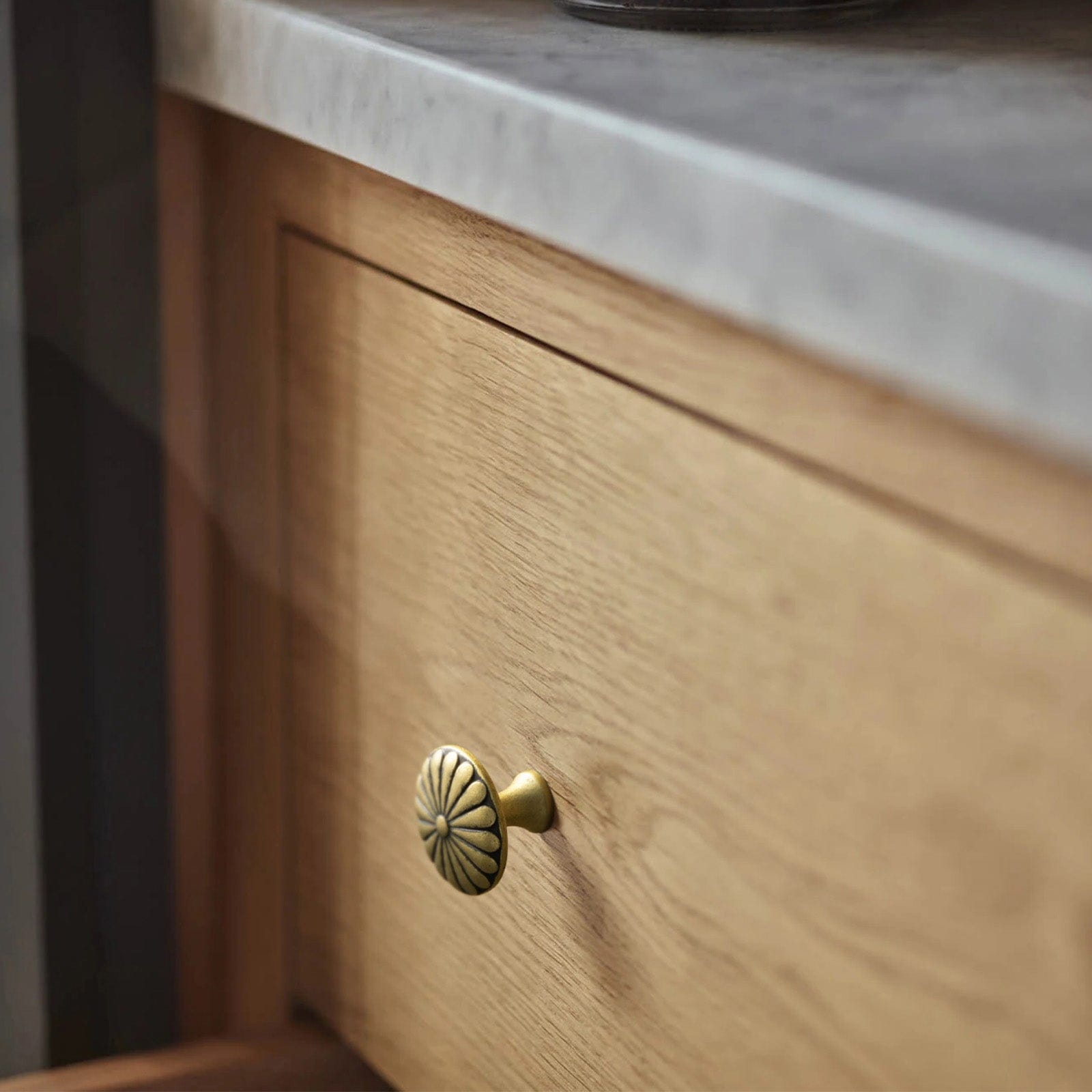 Goo-Ki Chrysanthemum Pattern Embossed Cabinet Knobs Distressed Zinc Alloy Furniture Hardware