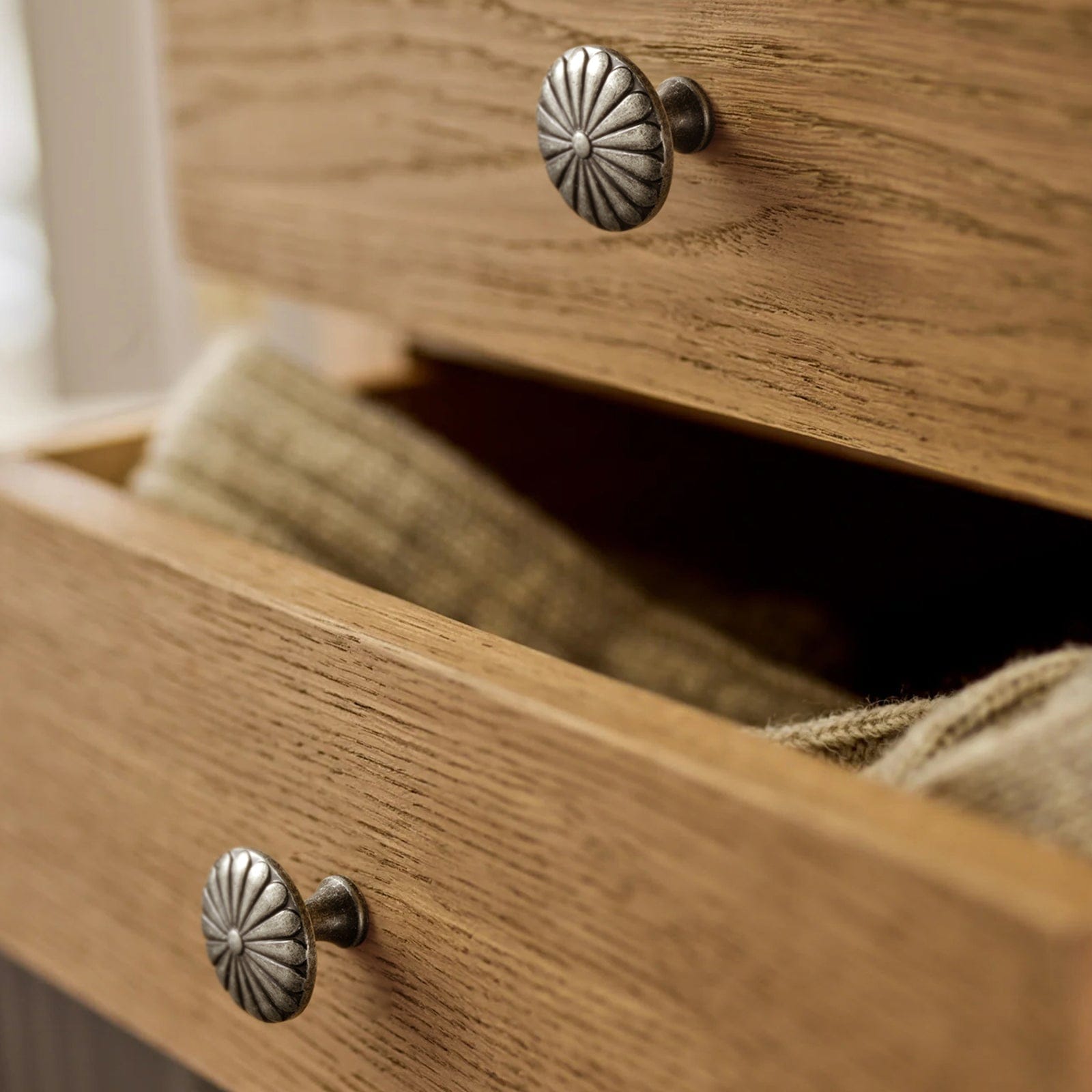 Goo-Ki Chrysanthemum Pattern Embossed Cabinet Knobs Distressed Zinc Alloy Furniture Hardware