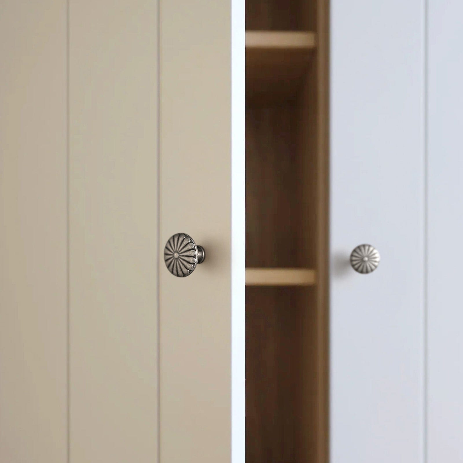 Goo-Ki Chrysanthemum Pattern Embossed Cabinet Knobs Distressed Zinc Alloy Furniture Hardware