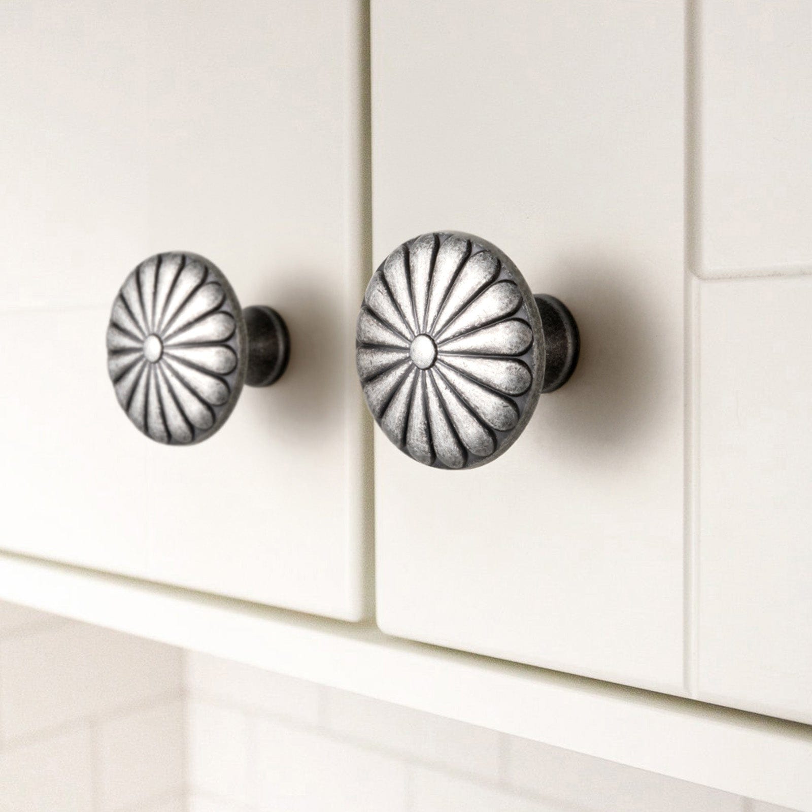 Goo-Ki Chrysanthemum Pattern Embossed Cabinet Knobs Distressed Zinc Alloy Furniture Hardware
