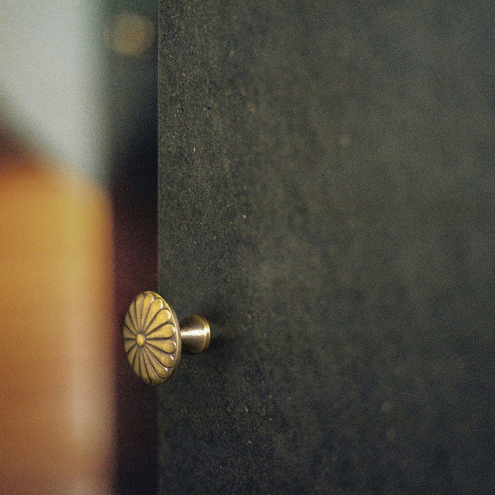 Goo-Ki Chrysanthemum Pattern Embossed Cabinet Knobs Distressed Zinc Alloy Furniture Hardware