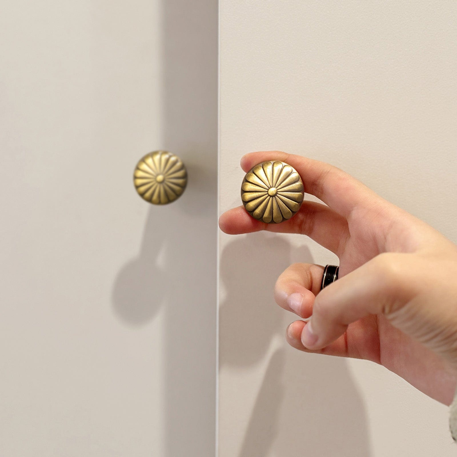 Goo-Ki Chrysanthemum Pattern Embossed Cabinet Knobs Distressed Zinc Alloy Furniture Hardware