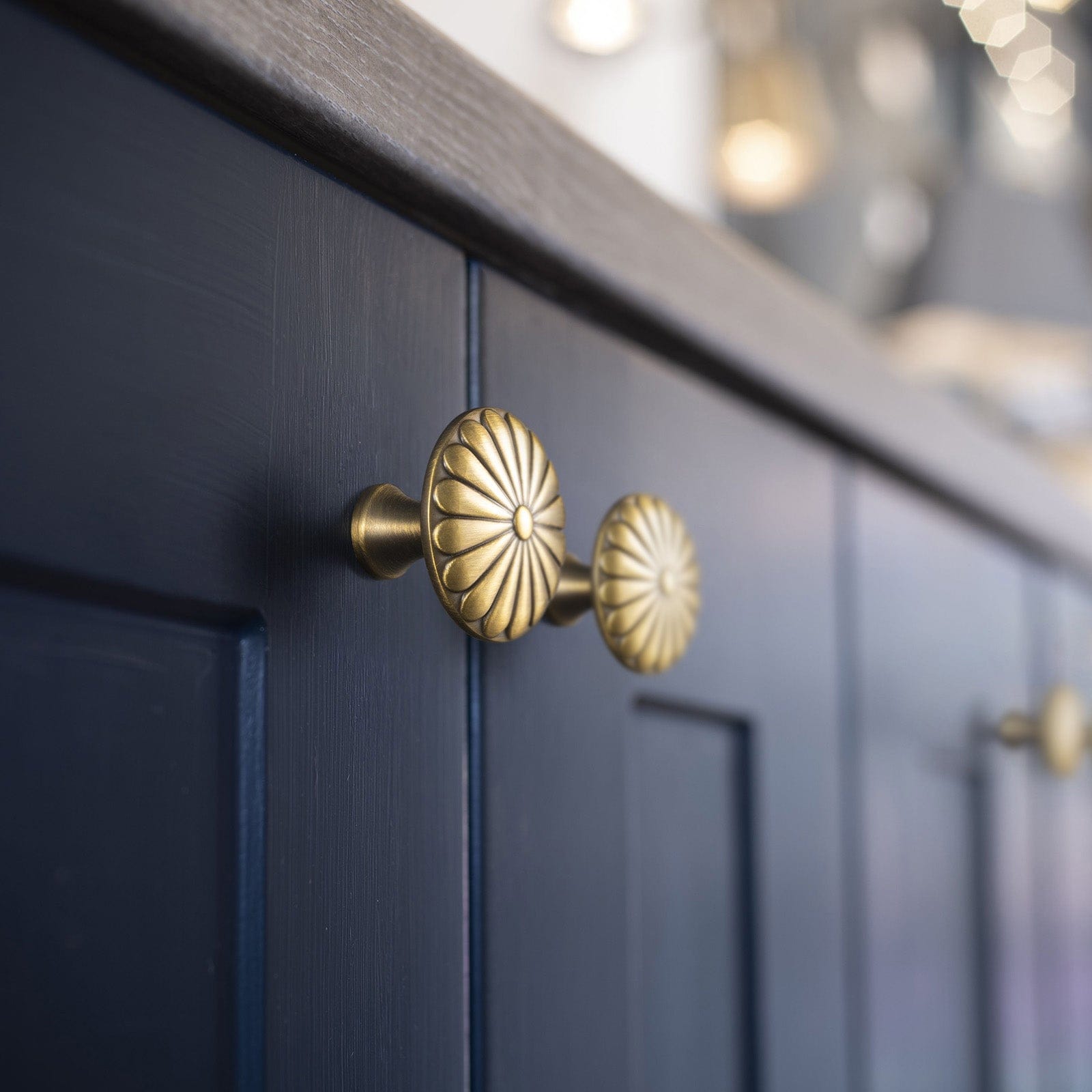 Goo-Ki Chrysanthemum Pattern Embossed Cabinet Knobs Distressed Zinc Alloy Furniture Hardware