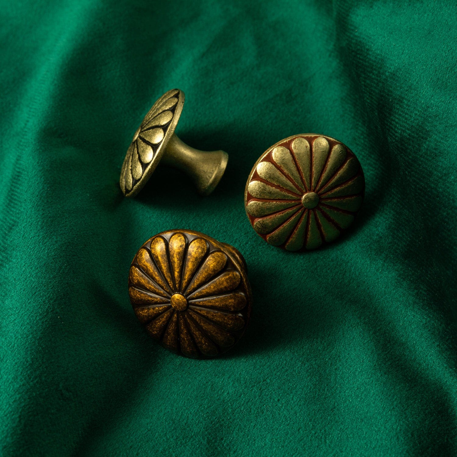 Goo-Ki Chrysanthemum Pattern Embossed Cabinet Knobs Distressed Zinc Alloy Furniture Hardware