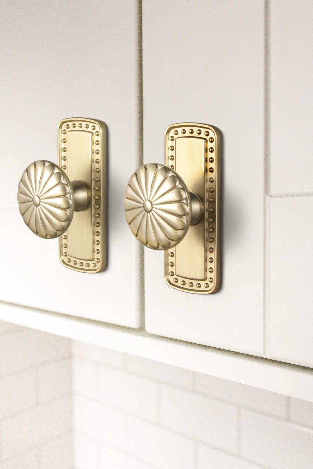 Goo-Ki Chrysanthemum Pattern Embossed Cabinet Knobs Distressed Zinc Alloy Furniture Hardware