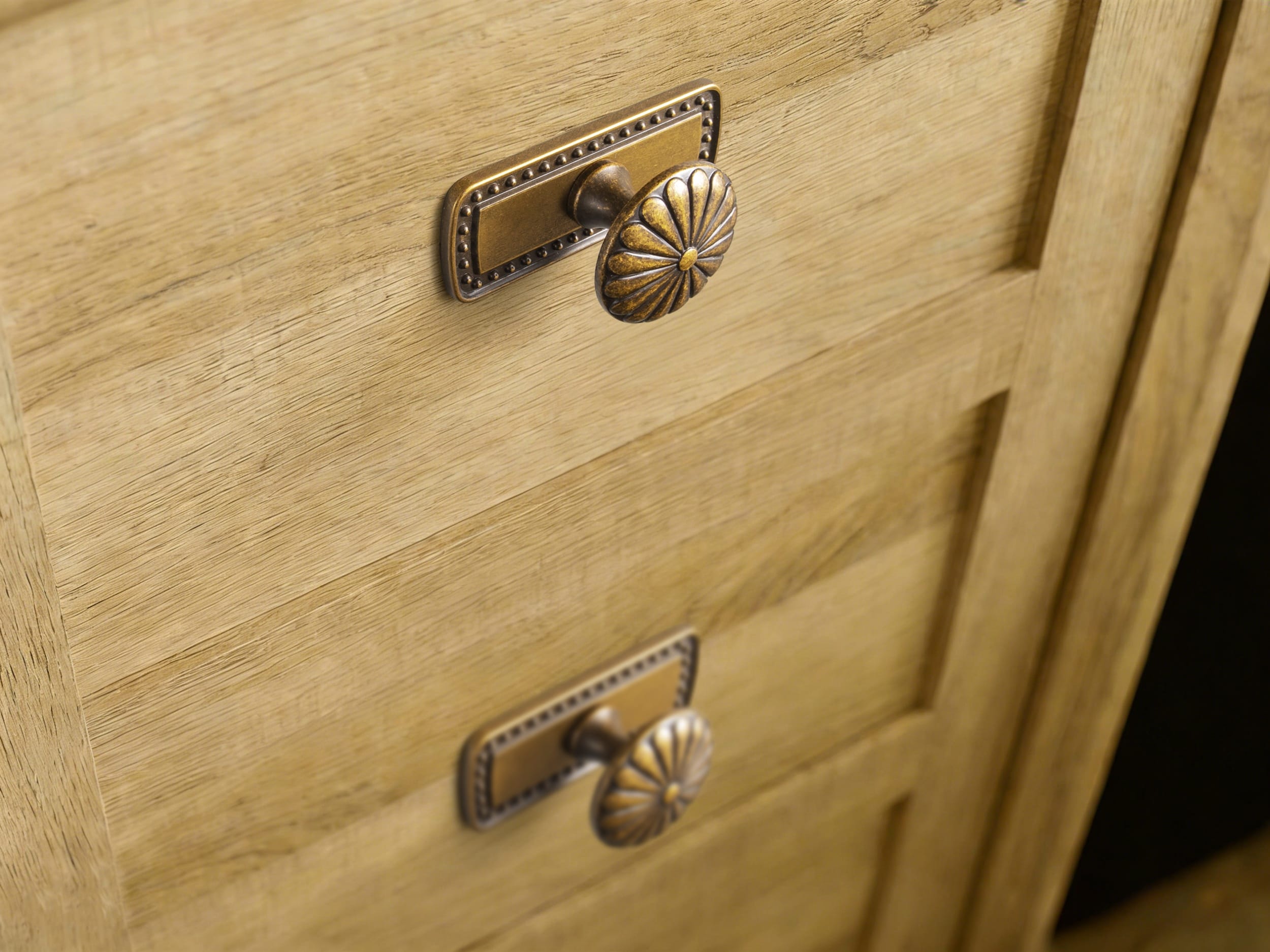 Goo-Ki Chrysanthemum Pattern Embossed Cabinet Knobs Distressed Zinc Alloy Furniture Hardware