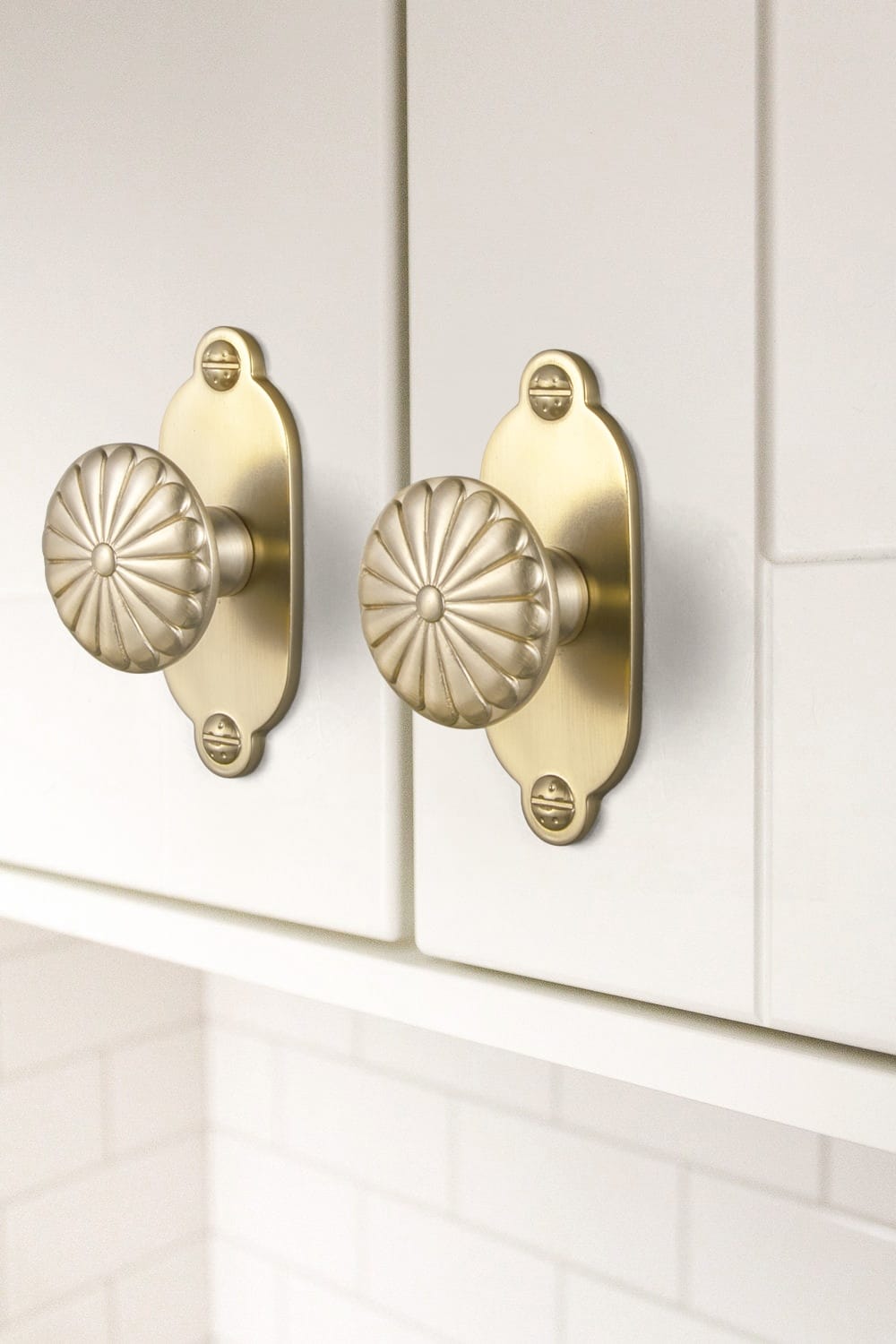 Goo-Ki Chrysanthemum Pattern Embossed Cabinet Knobs Distressed Zinc Alloy Furniture Hardware