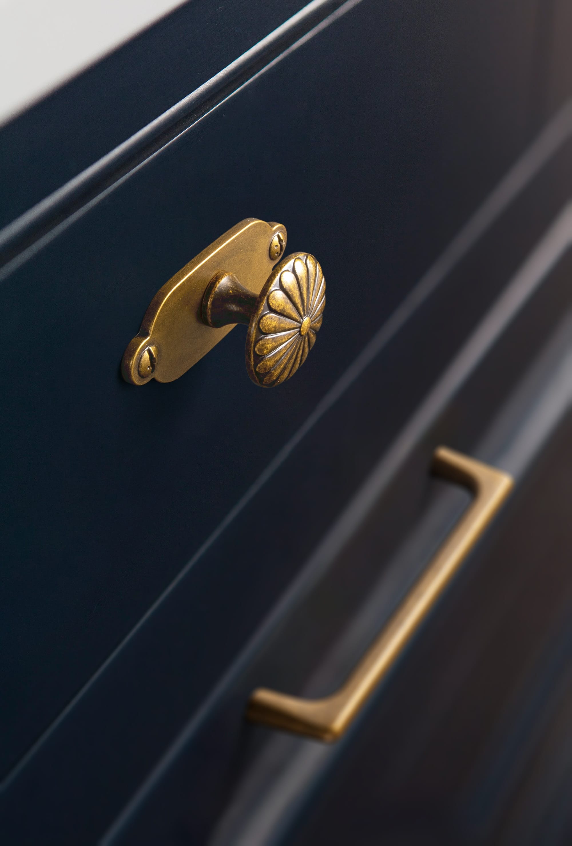 Goo-Ki Chrysanthemum Pattern Embossed Cabinet Knobs Distressed Zinc Alloy Furniture Hardware