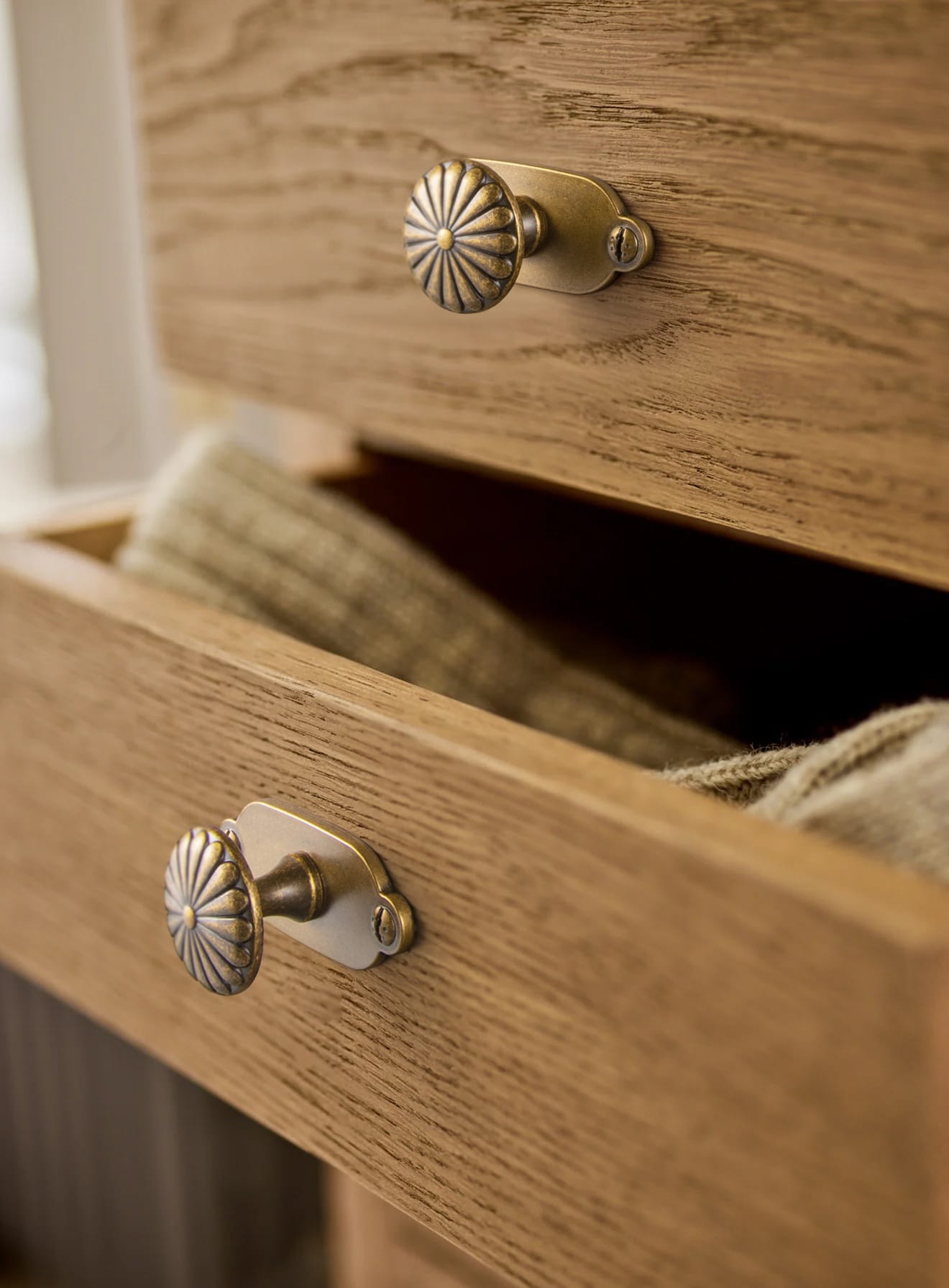 Goo-Ki Chrysanthemum Pattern Embossed Cabinet Knobs Distressed Zinc Alloy Furniture Hardware