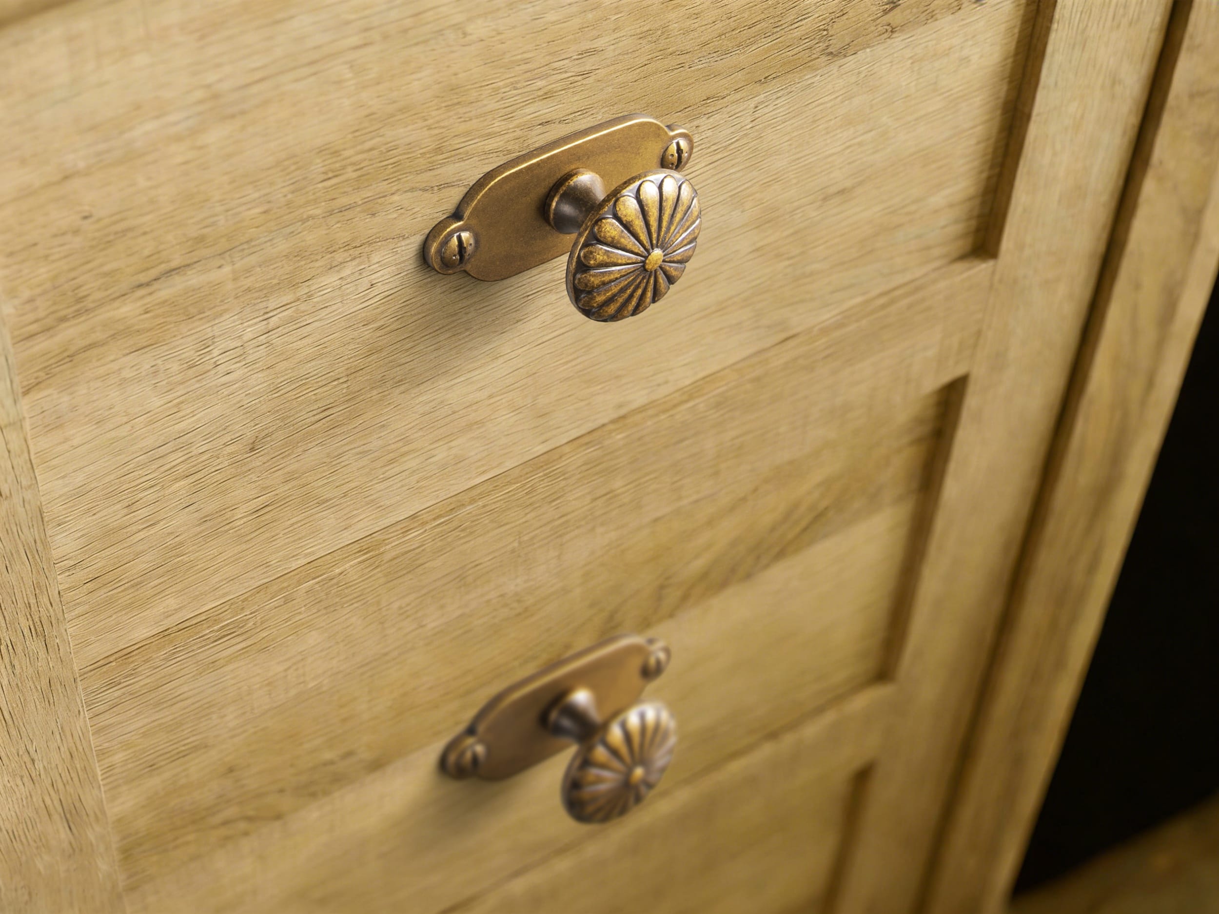 Goo-Ki Chrysanthemum Pattern Embossed Cabinet Knobs Distressed Zinc Alloy Furniture Hardware