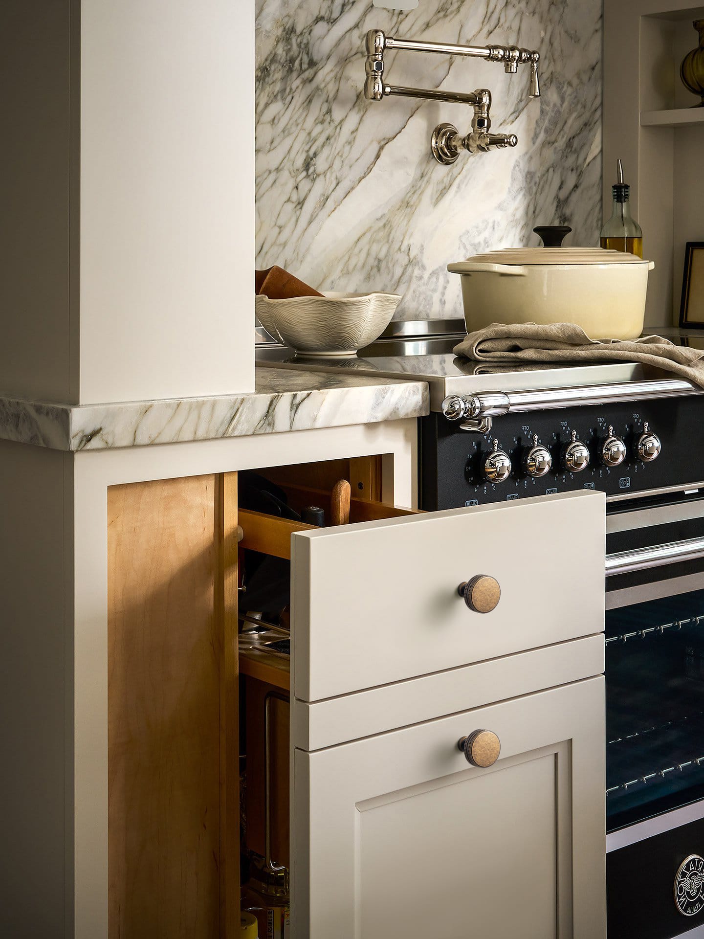 Goo-Ki Distinctive Artistic Engravings Single Hole Round Cabinet Knob Retro Flair Kitchen Hardware