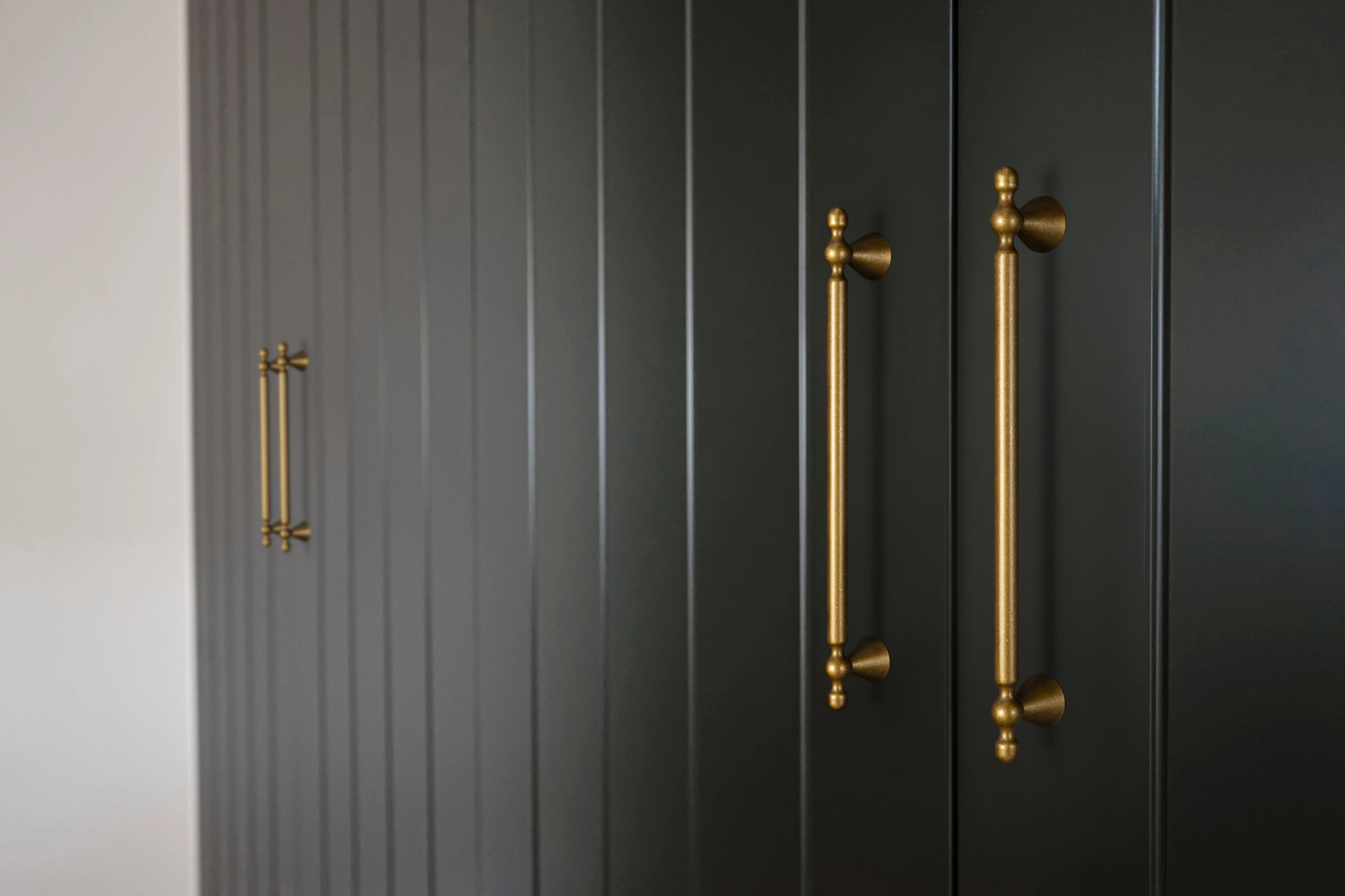 Goo-Ki Elegant Zinc Alloy Cabinet Handles - Sleek Cylindrical with Decorative Spherical Ends