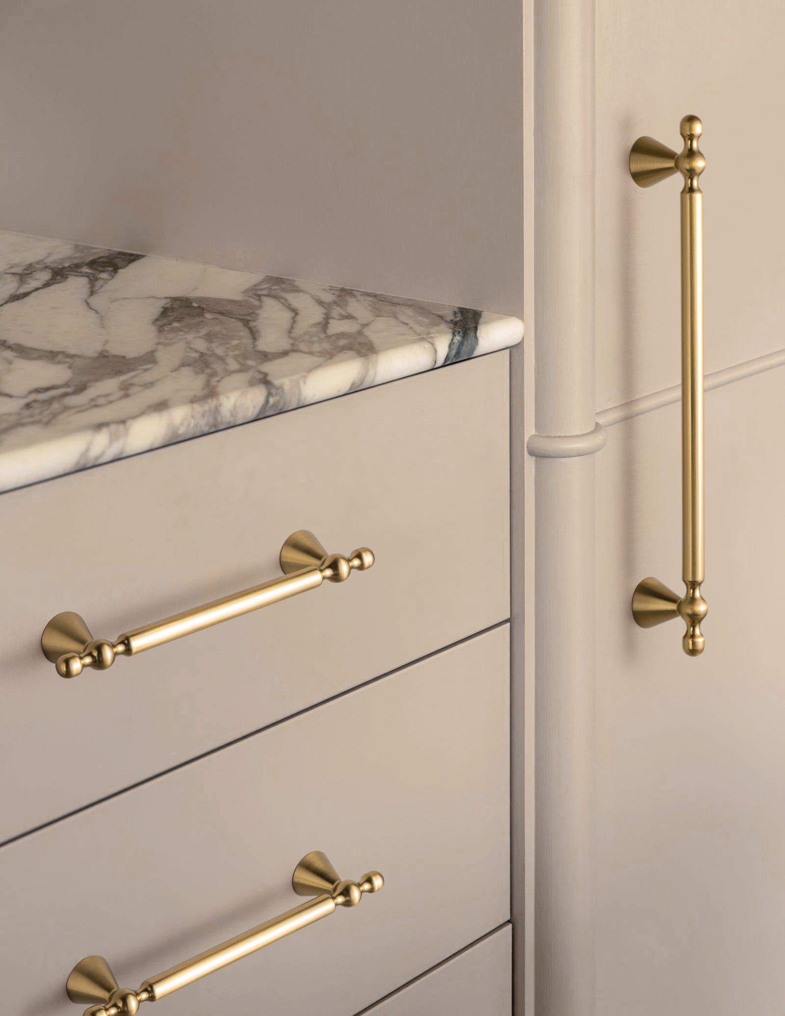 Goo-Ki Elegant Zinc Alloy Cabinet Handles - Sleek Cylindrical with Decorative Spherical Ends