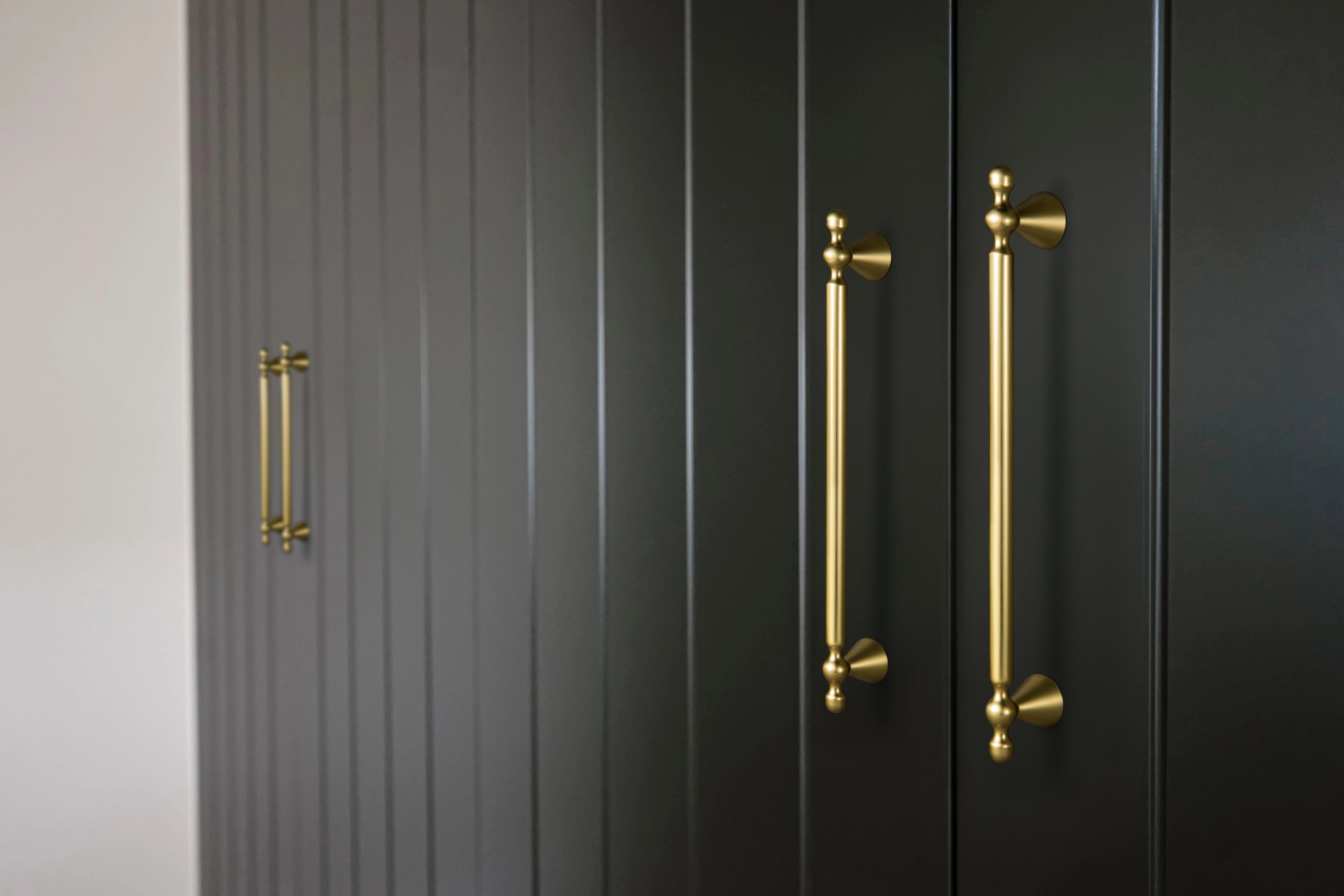 Goo-Ki Elegant Zinc Alloy Cabinet Handles - Sleek Cylindrical with Decorative Spherical Ends