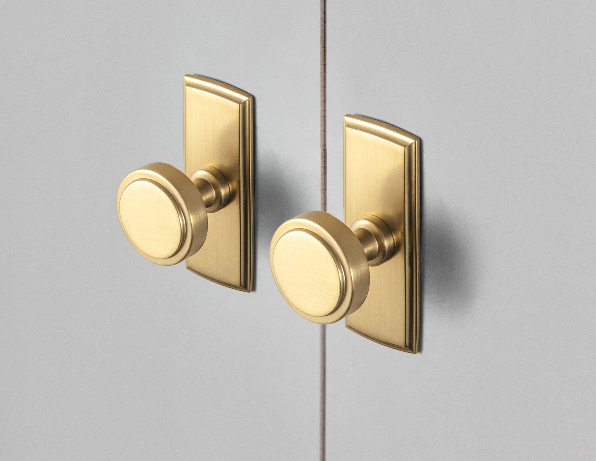 Goo-Ki Simple Cylindrical Zinc Alloy Drawer Knob with Elegant Design