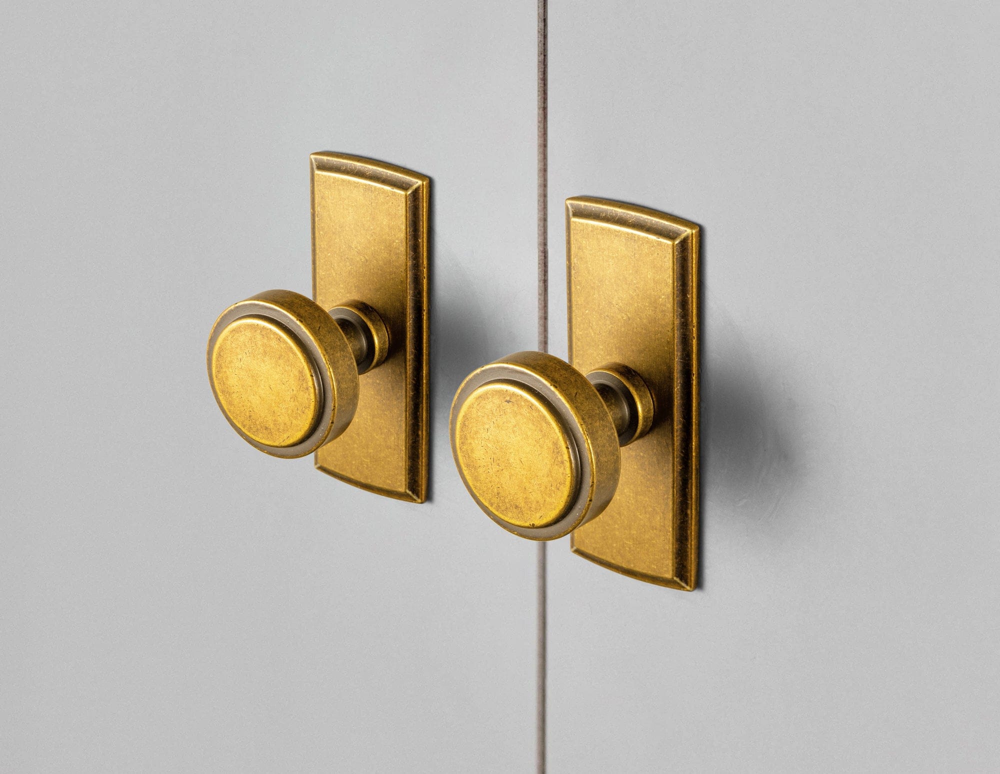 Goo-Ki Simple Cylindrical Zinc Alloy Drawer Knob with Elegant Design