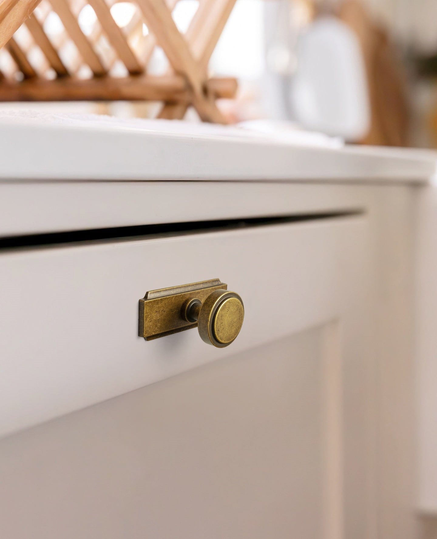 Goo-Ki Simple Cylindrical Zinc Alloy Drawer Knob with Elegant Design