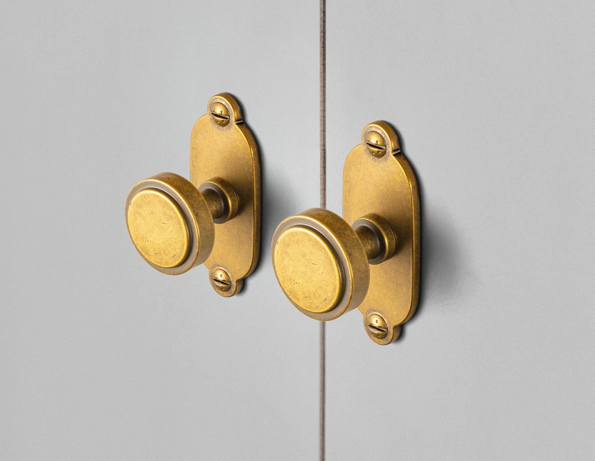 Goo-Ki Simple Cylindrical Zinc Alloy Drawer Knob with Elegant Design