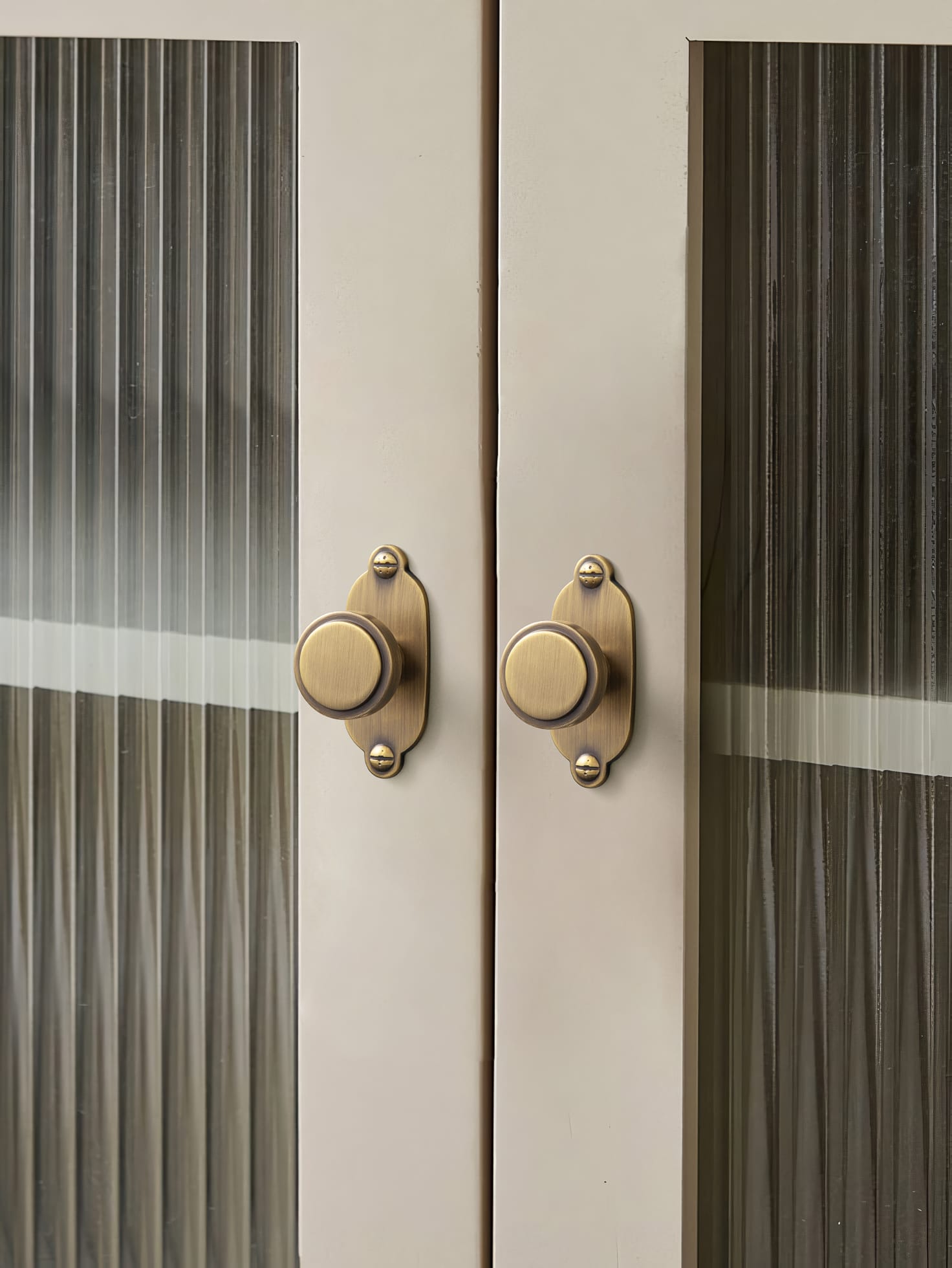 Goo-Ki Simple Cylindrical Zinc Alloy Drawer Knob with Elegant Design