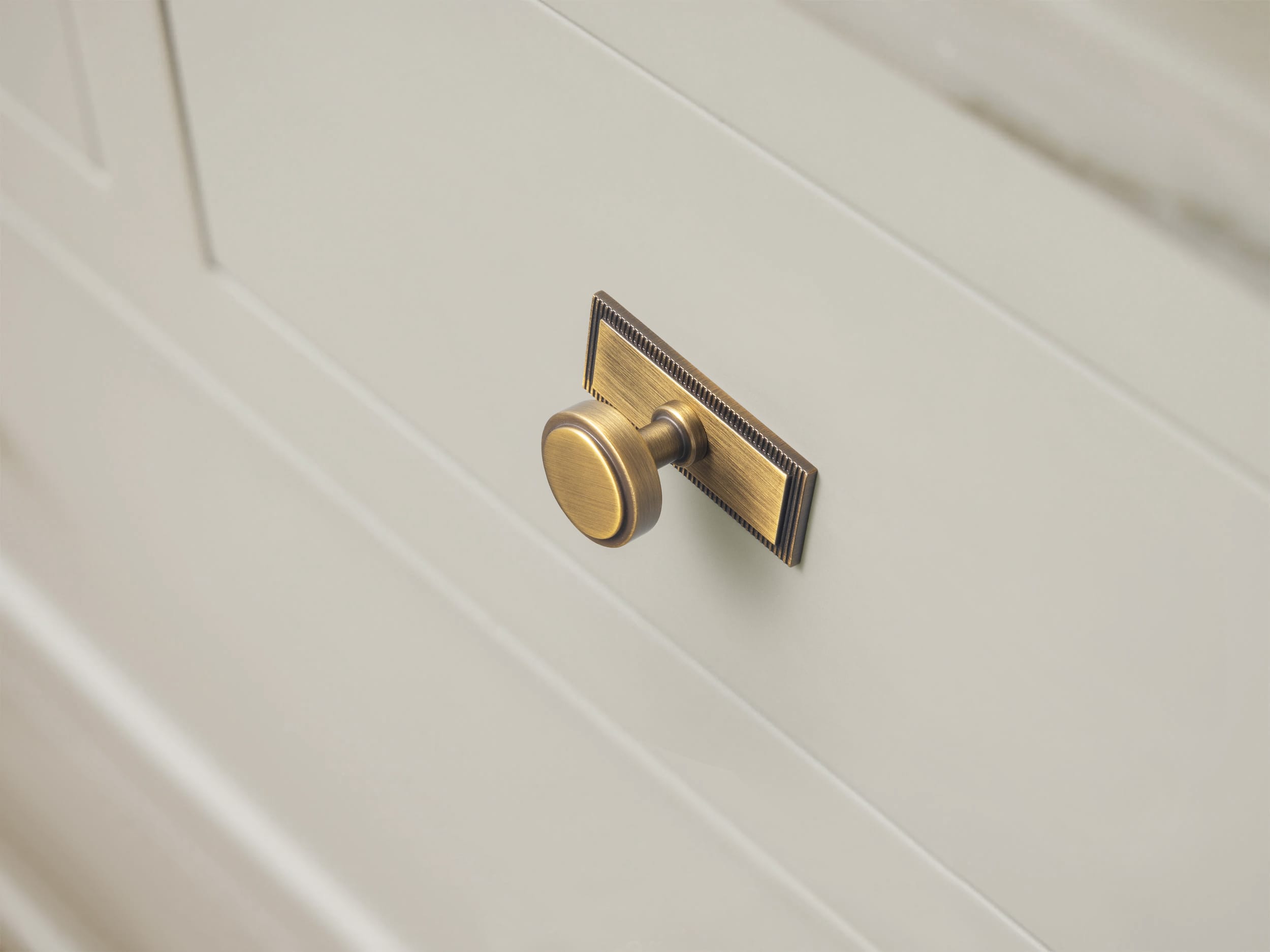 Goo-Ki Simple Cylindrical Zinc Alloy Drawer Knob with Elegant Design
