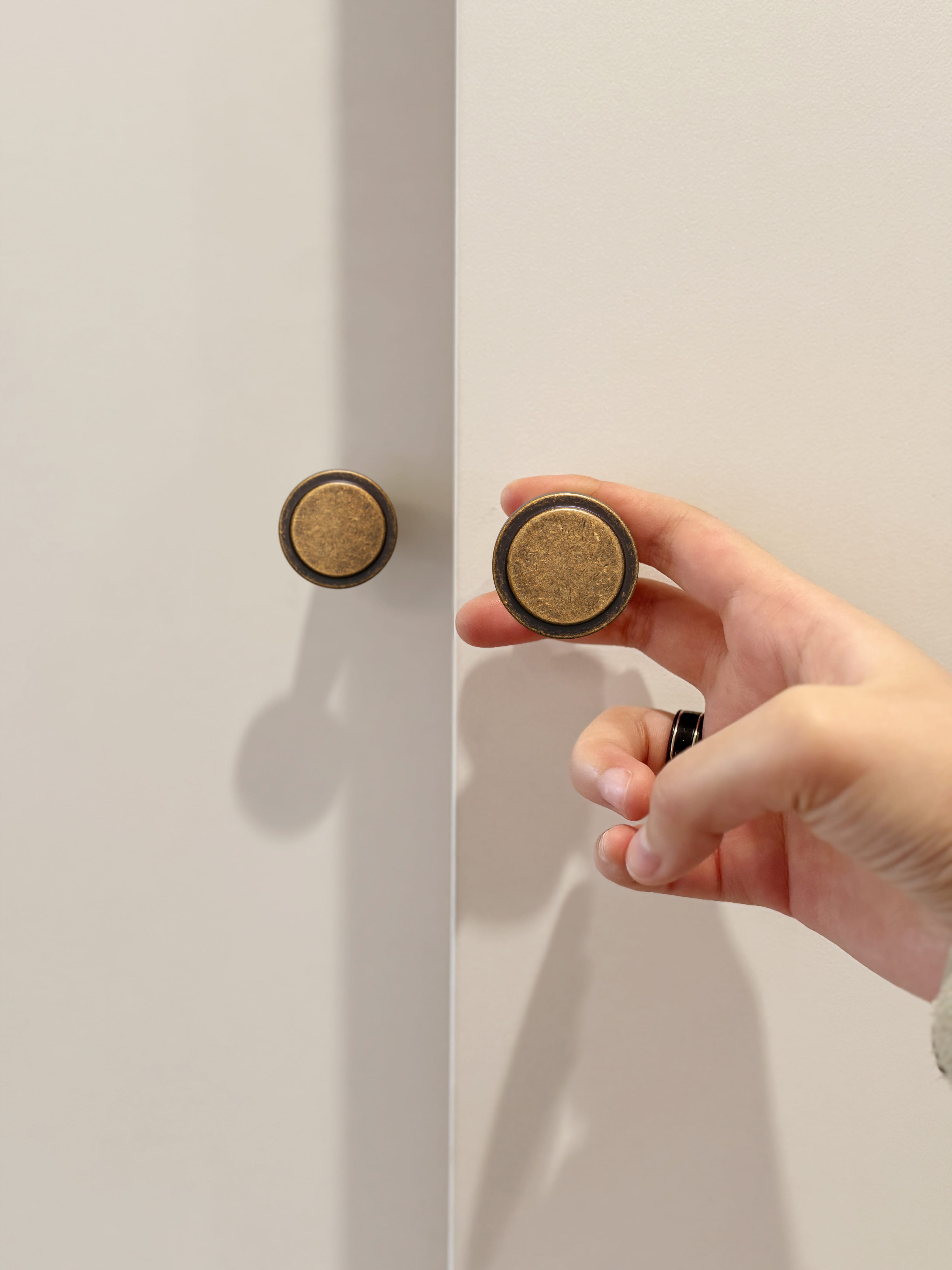 Goo-Ki Simple Cylindrical Zinc Alloy Drawer Knob with Elegant Design