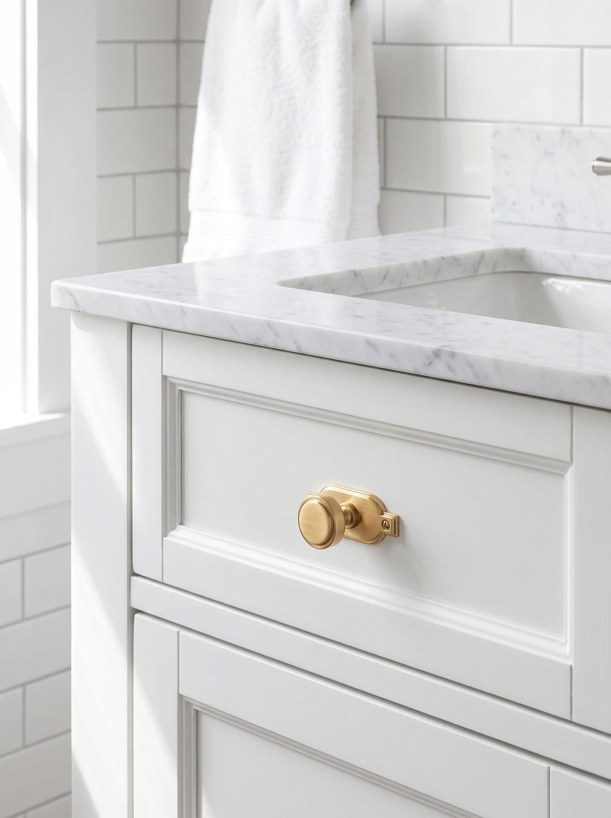 Goo-Ki Simple Cylindrical Zinc Alloy Drawer Knob with Elegant Design