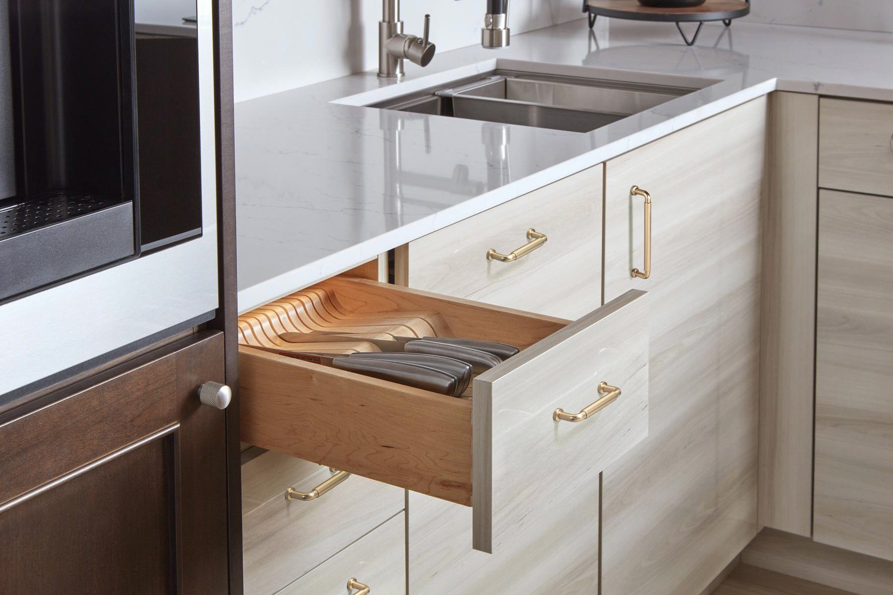 Goo-Ki Sturdy Zinc Alloy Cabinet Pulls: Uniquely Angular Design for Modern Spaces