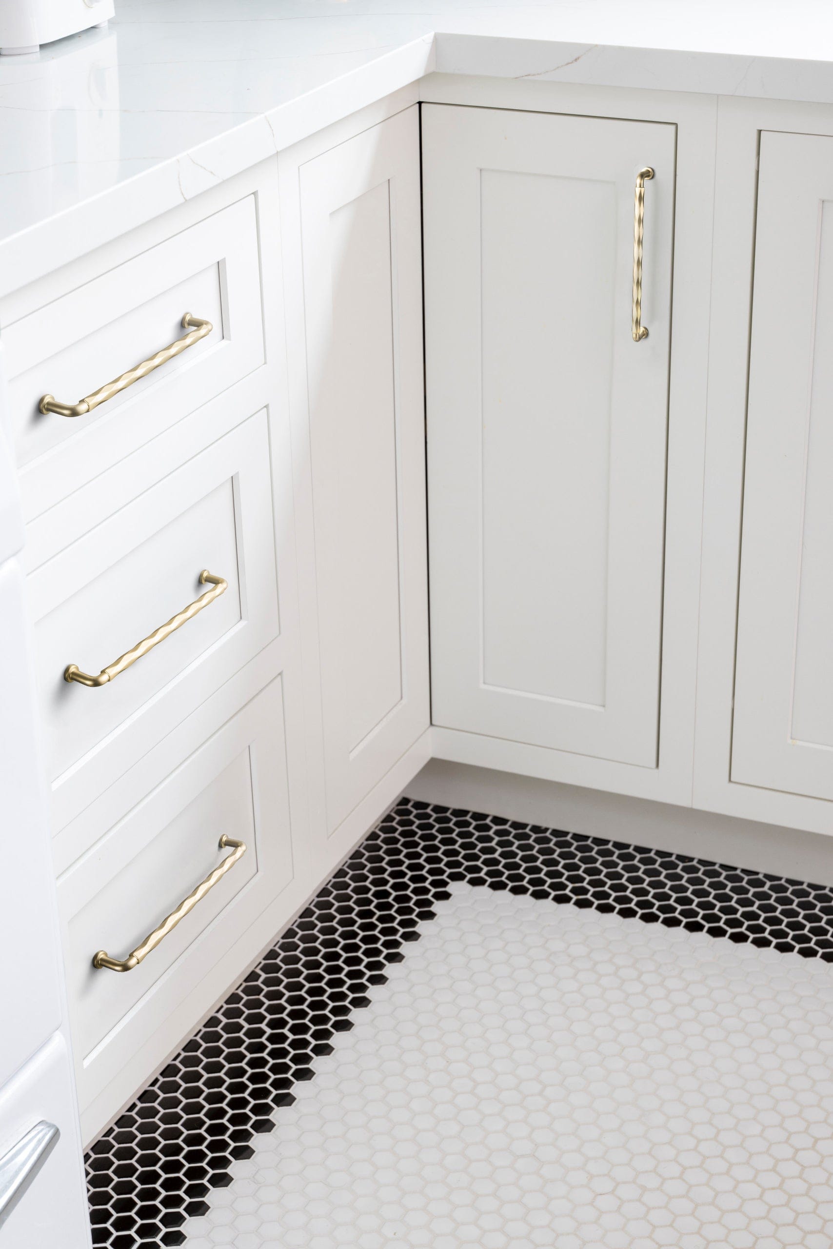 Goo-Ki Twisted Design Decorative Zinc Alloy Cabinet Handles for Kitchen Cabinets