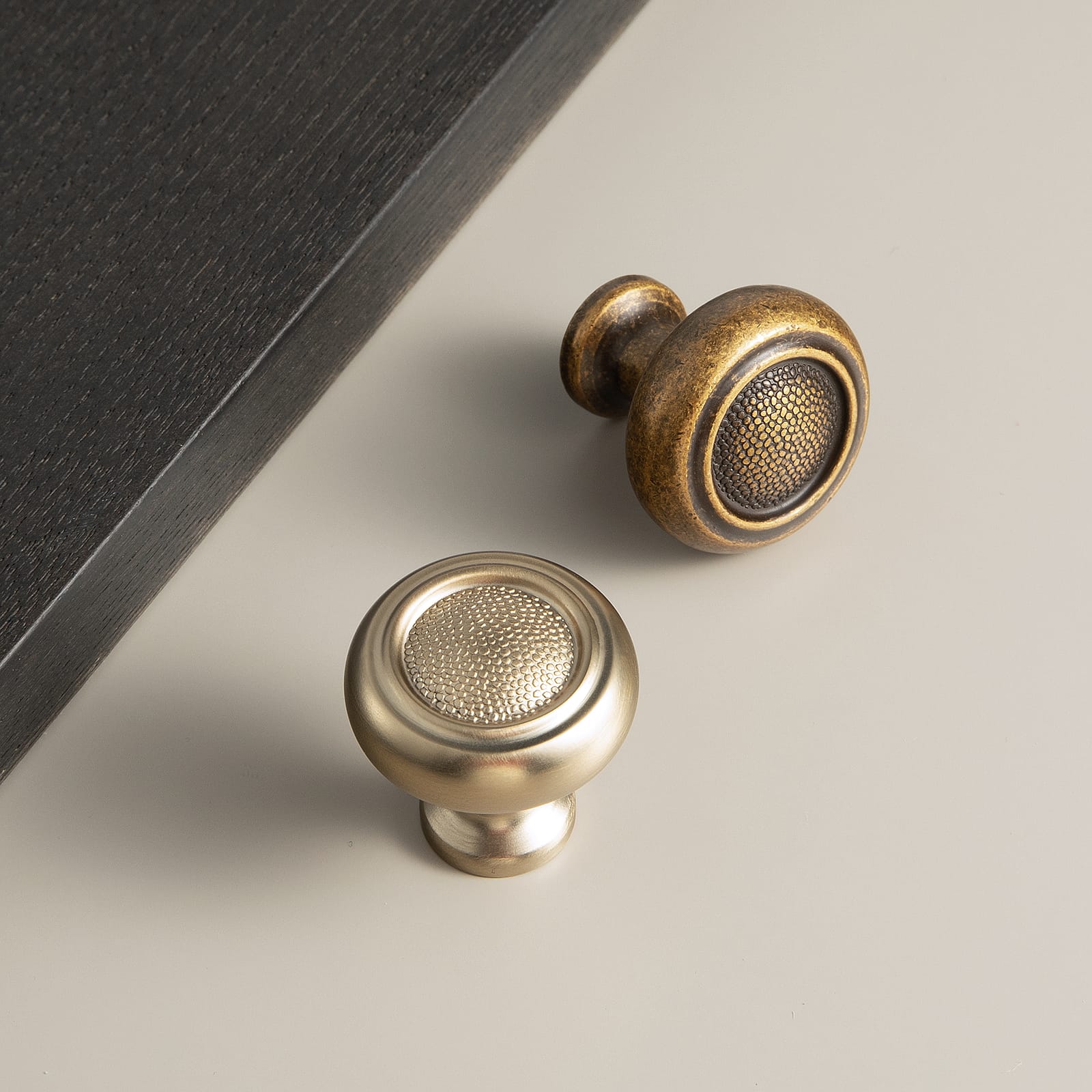 Goo-Ki Vintage Hammered Round Cabinet Knobs, Solid Zinc Alloy Drawer Knob with Multiple Decorative Backplate Options