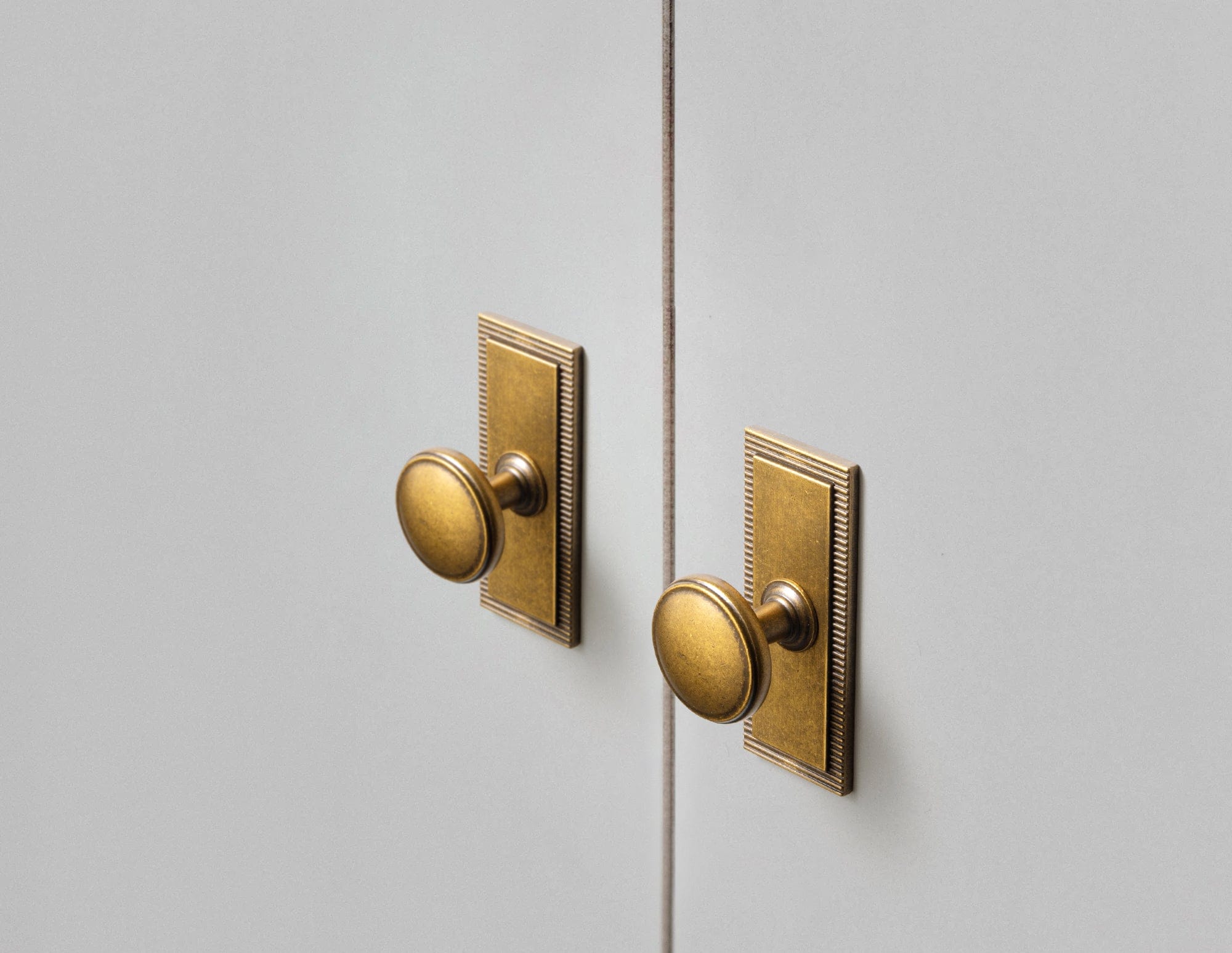 Goo-Ki Vintage Retro Bronze Drawer Knob Kitchen Hardware Single Hole Cabinet Knobs with Back Plate