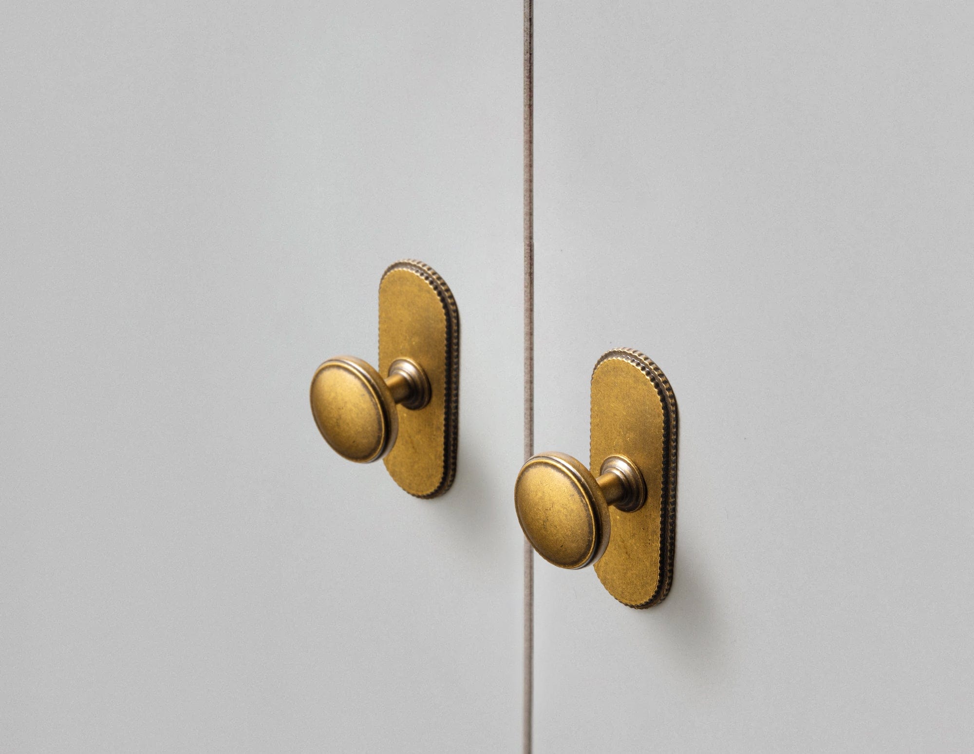 Goo-Ki Vintage Retro Bronze Drawer Knob Kitchen Hardware Single Hole Cabinet Knobs with Back Plate